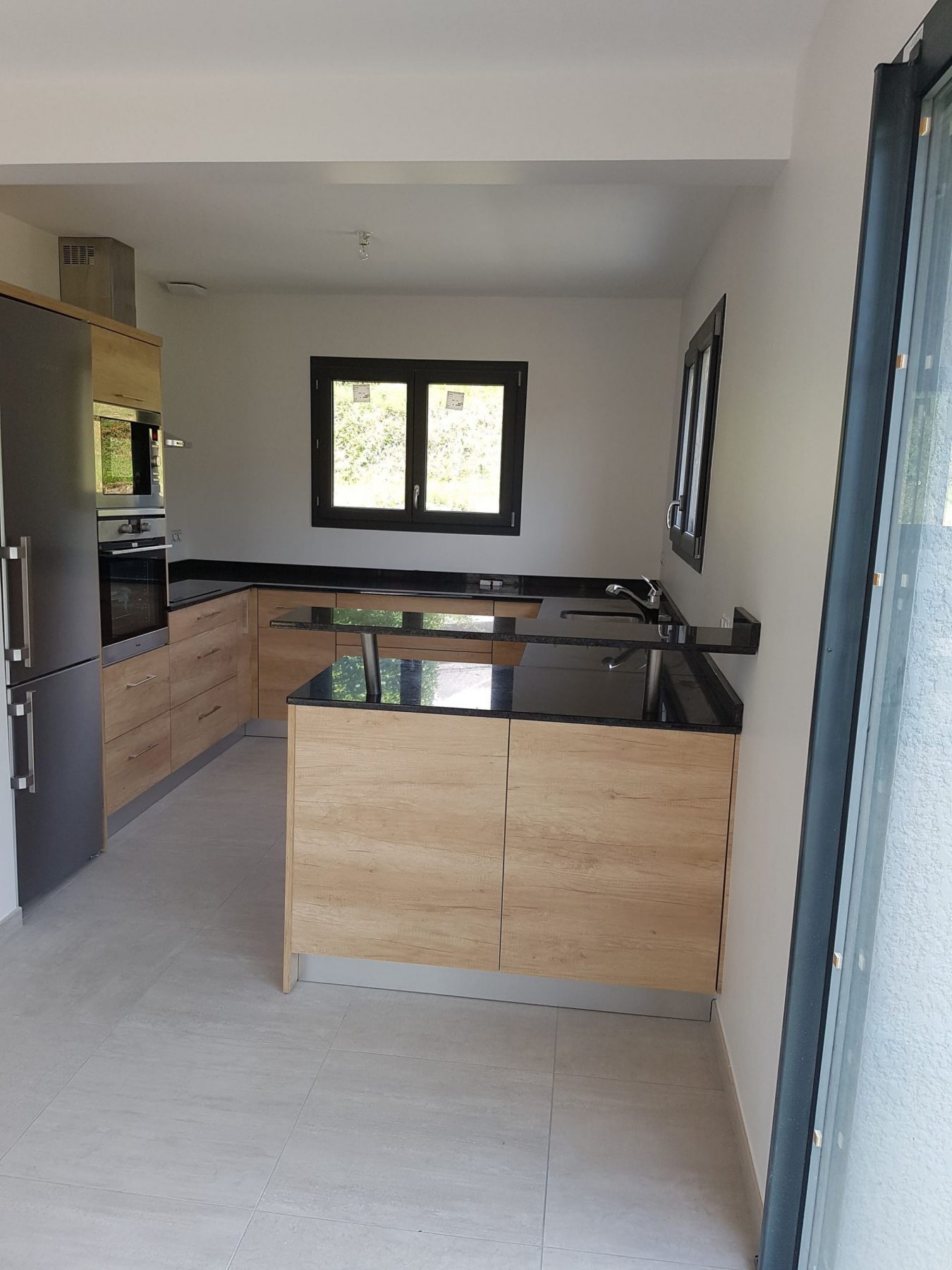 Cuisine – Granit noir, bois