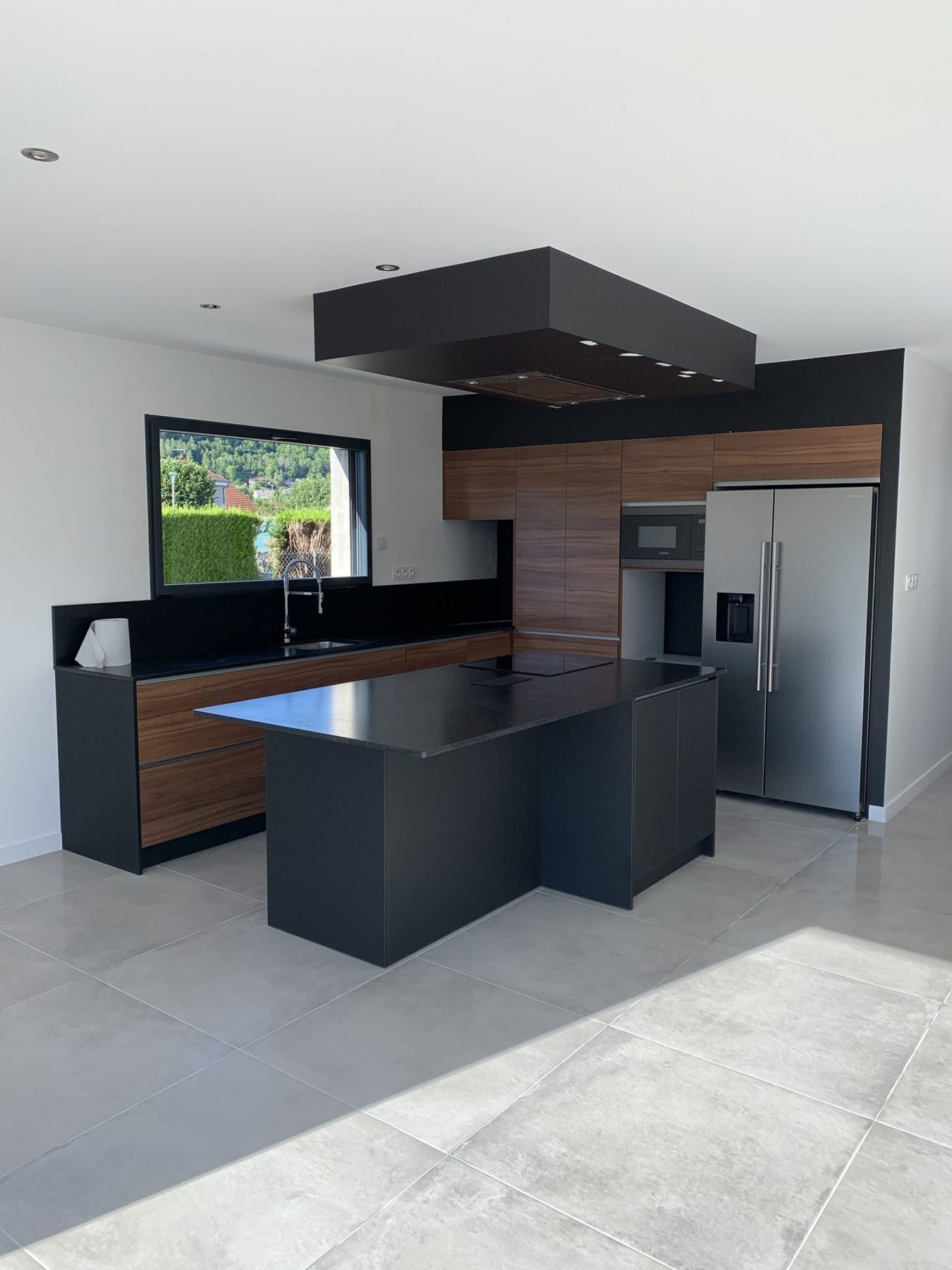 Cuisine – Noir, bois foncé