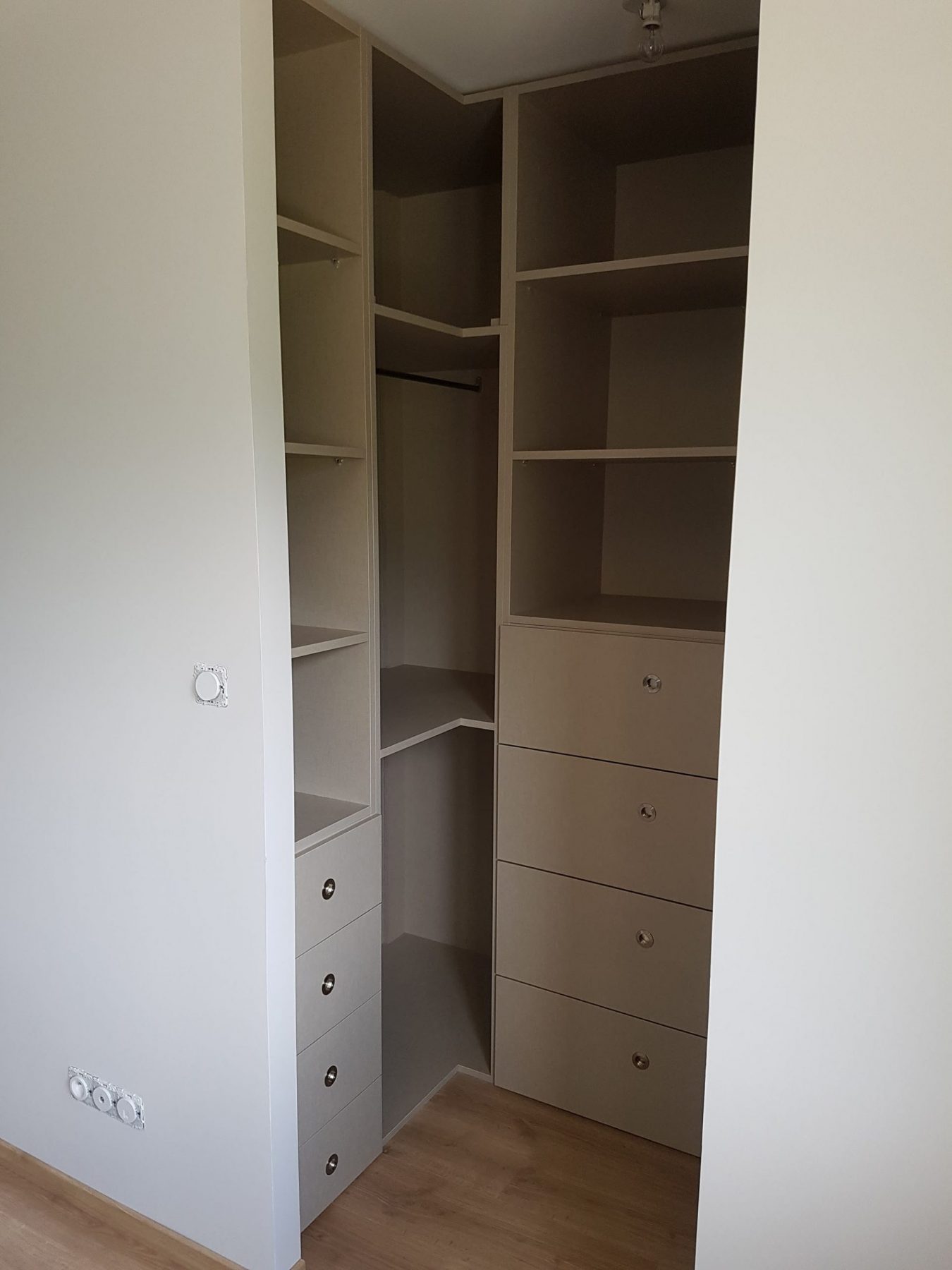 Dressing d’angle – Blanc et beige
