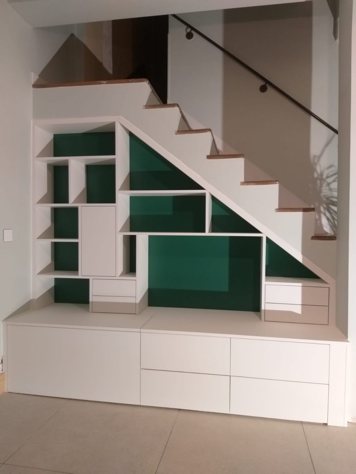 Bibliothèque sur-mesure – blanc et vert