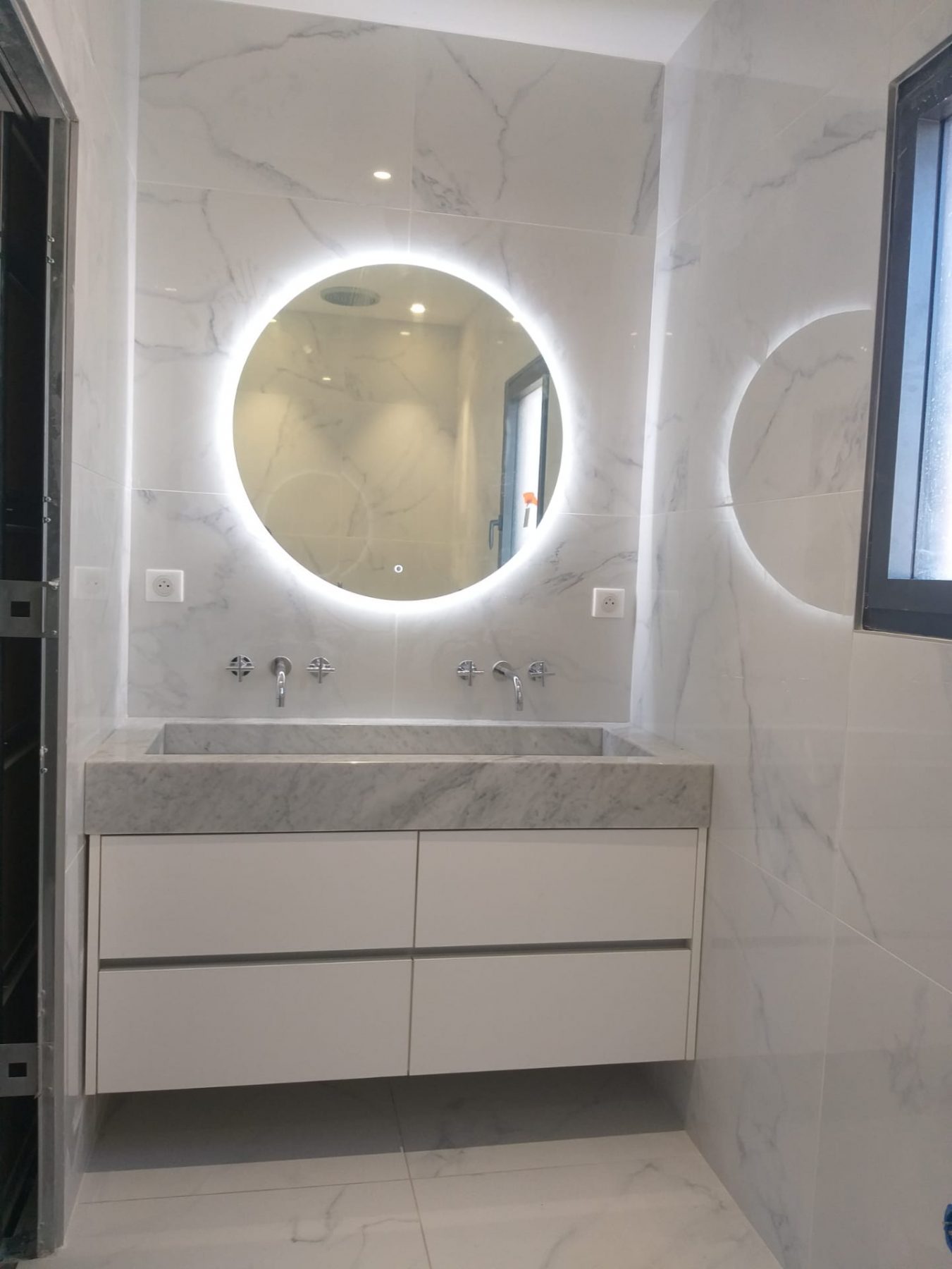 Salle de bains – blanc et gris
