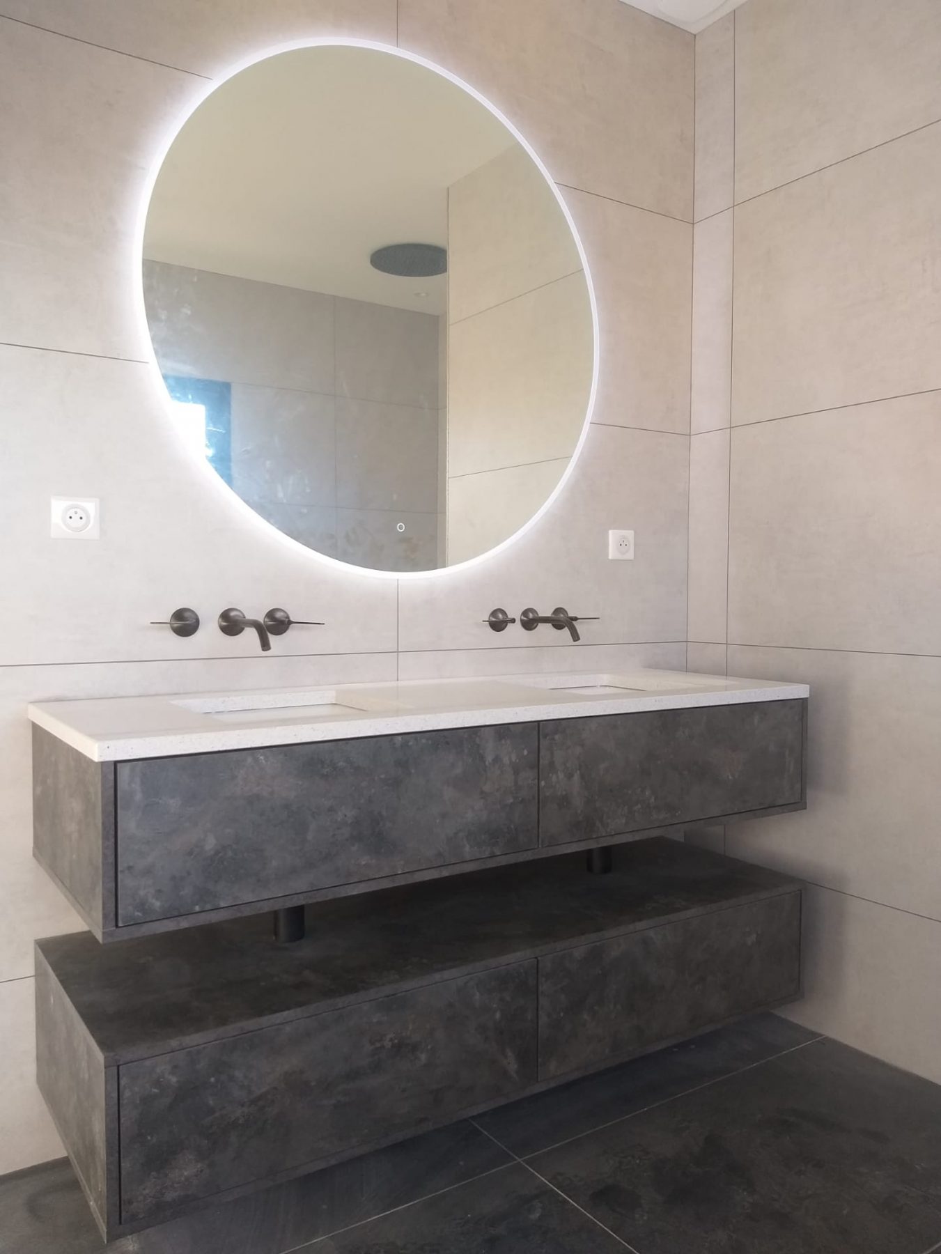 Meuble de salle de bains – gris et blanc