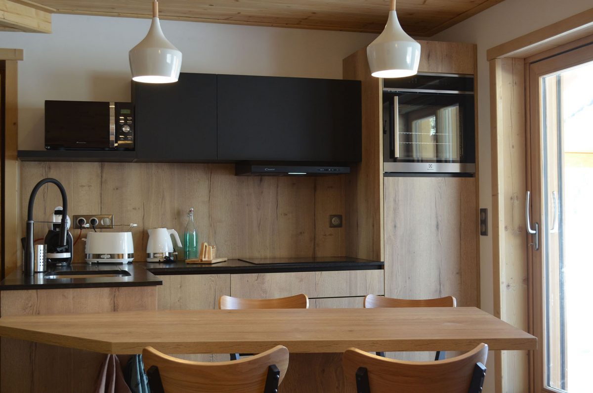 Cuisine sur-mesure en bois et noir, avec table intégrée