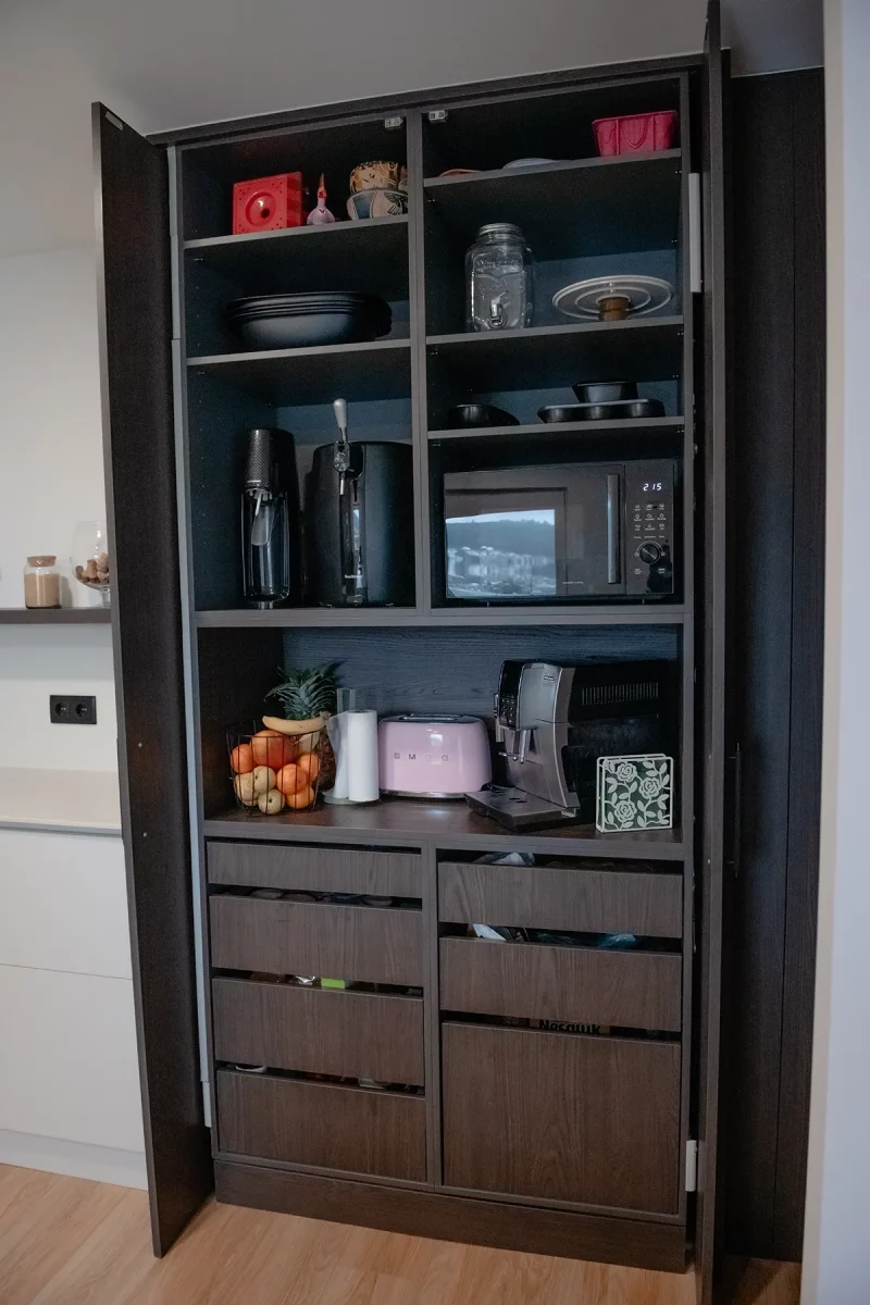 Meuble tout hauteur ouvert avec rangements