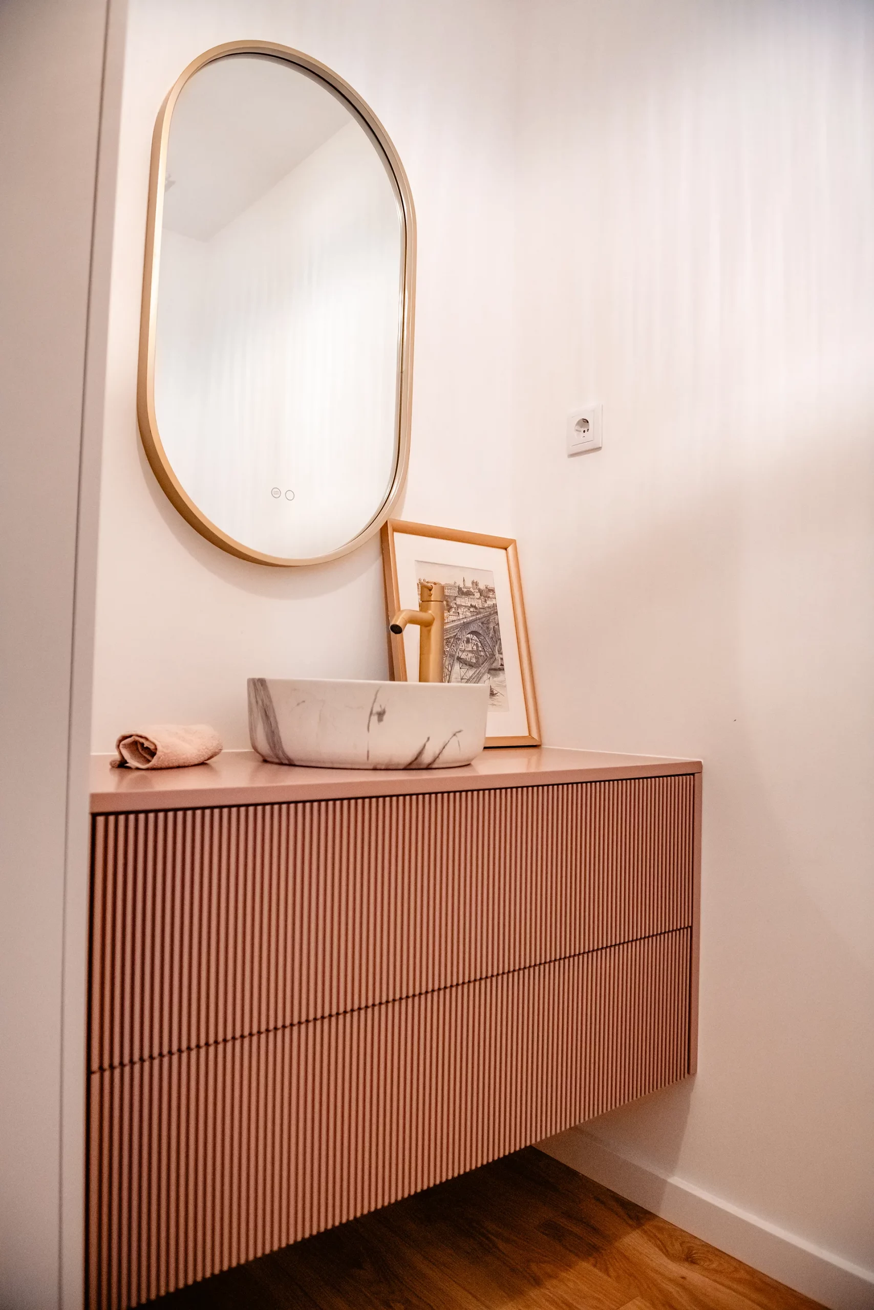 meuble suspendu rose